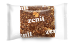 Carré d'énergie chocolat et noisettes protéiné. Pour les amoureux du sport, du Nutella. Un carré gouteux au saveur prononcé. Parfait pour les randonnées en montagne et les sports d'extérieurs. Composés d'avoine biologique, chocolat noir biologique, protéines végétales biologiques, ratio 4 :1. Collations de récupération par excellence.